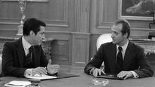 El rey y Suárez en una reunión de la Junta de Defensa del Alto Estado Mayor el 24 de febrero de 1981. Foto: Manuel H. de León / Efe.