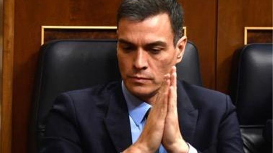 Sánchez rezando por no recibir hostias en el Parlamento