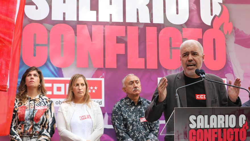 Protesta frente a la patronal: "Es vergonzoso que quieran mantener beneficios y empobrecer a la mayoría"