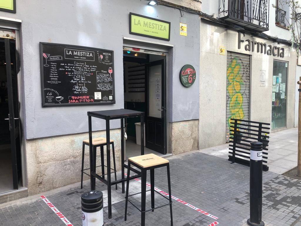 Terraza con una de las dos mesas autorizadas de La Mestiza
