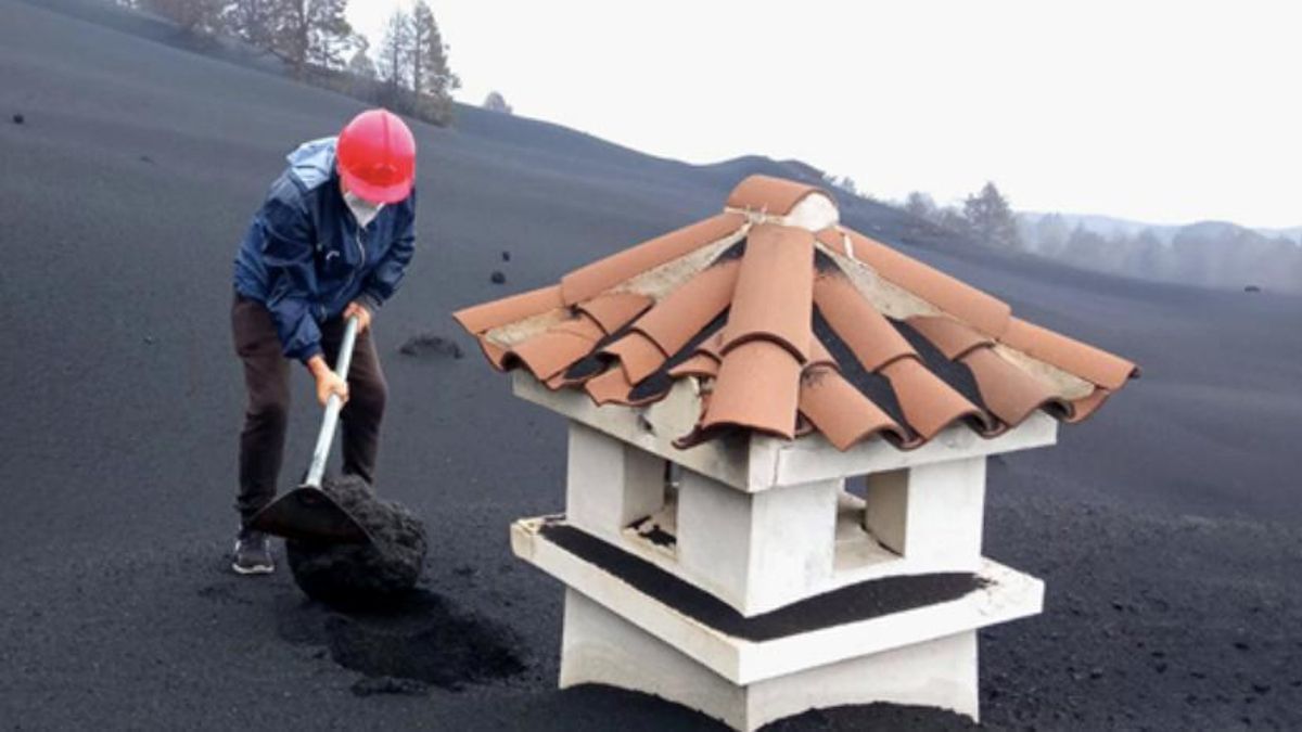 Vicente, vecino de La Palma, intenta desenterrar su caza de la ceniza después de la erupción del volcán de Cumbre Vieja en 2021