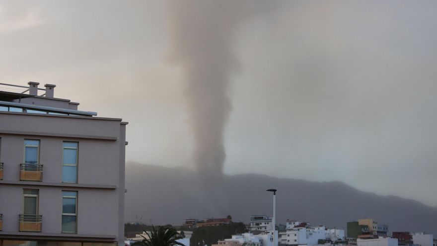 Vista de la columna de cenizas del volcán de La Palma este lunes. / FOTO: ALEJANDRO RAMOS