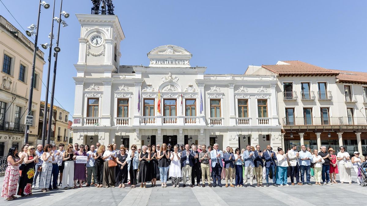 Minuto de silencio en Guadalajara tras el asesinato machista de una mujer, cuyo cadáver fue localizado en Ruguilla, en una bodega-cueva