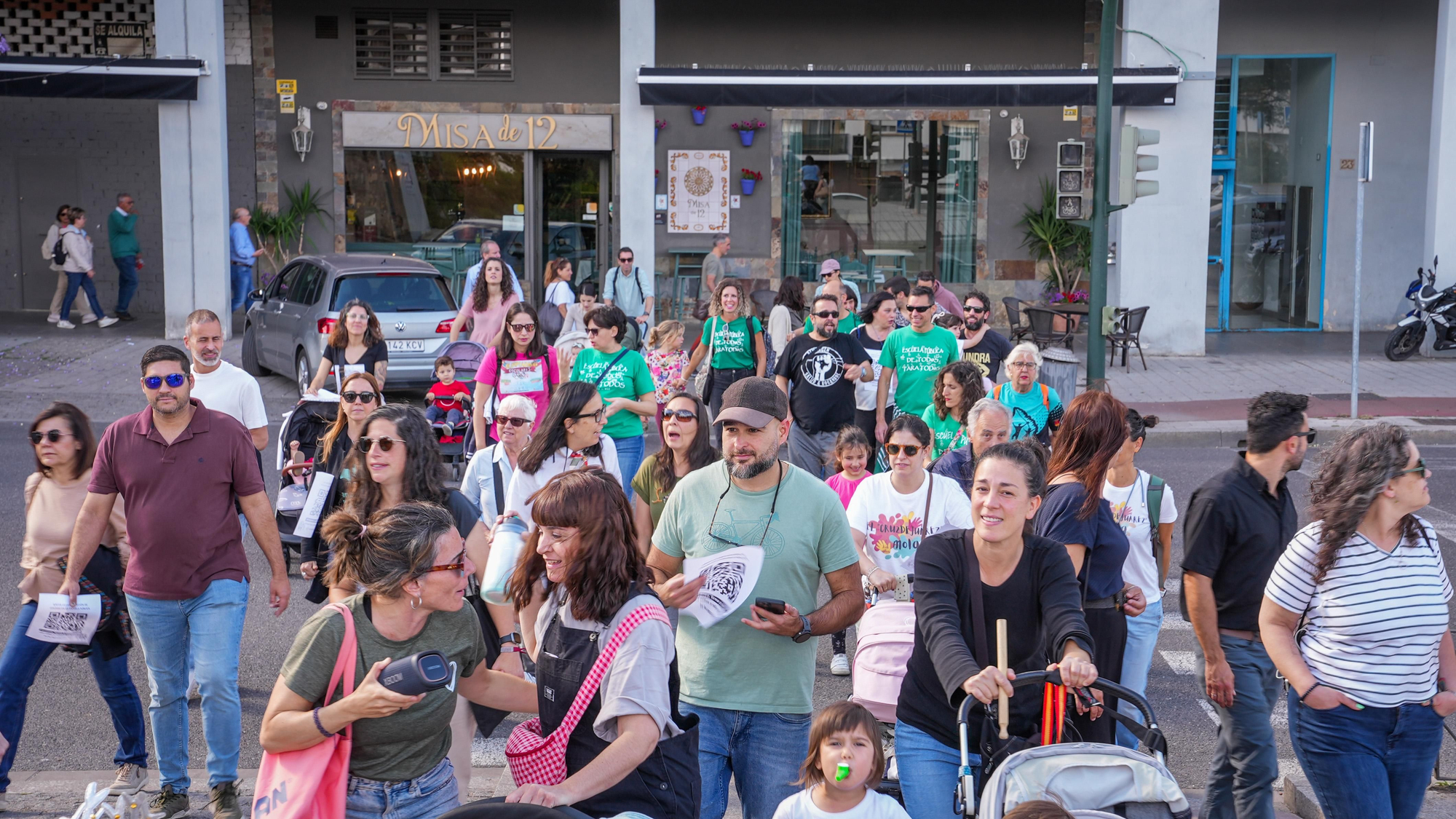 Ruta de familias CEIP Hernán Ruiz у CEIP López Diéguez para reclamar más líneas educativas en ambos centros
