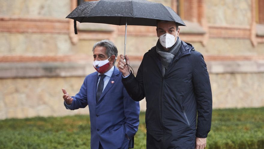 El presidente de Cantabria, Miguel Ángel Revilla, junto al presidente del Gobierno, Pedro Sánchez