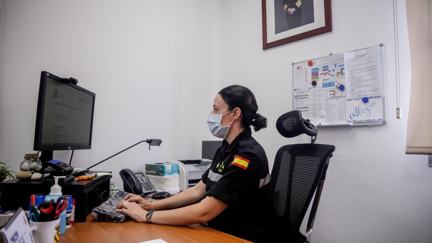 Una rastreadora del Ejército de Tierra rellena el formulario de recogida de datos de contactos estrechos de Covid-19.