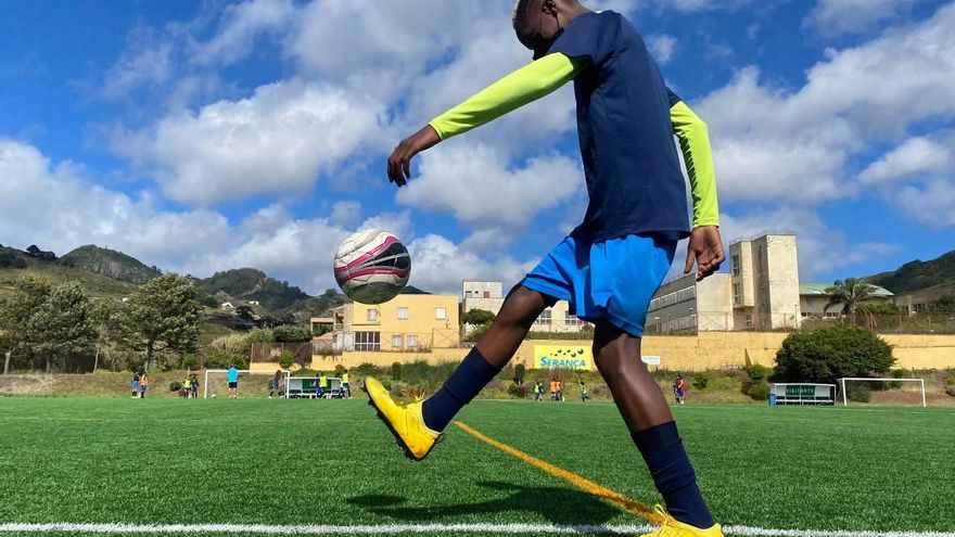 El sueño de Abou, el niño futbolista llegado en patera que intenta rehacer su vida pese a las trabas de la FIFA