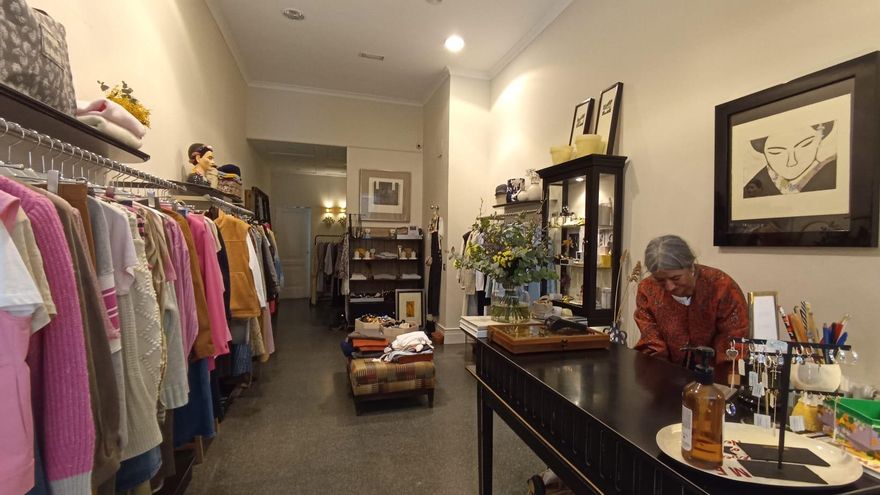 Teresa en su tienda del pasaje de Ordoño II.