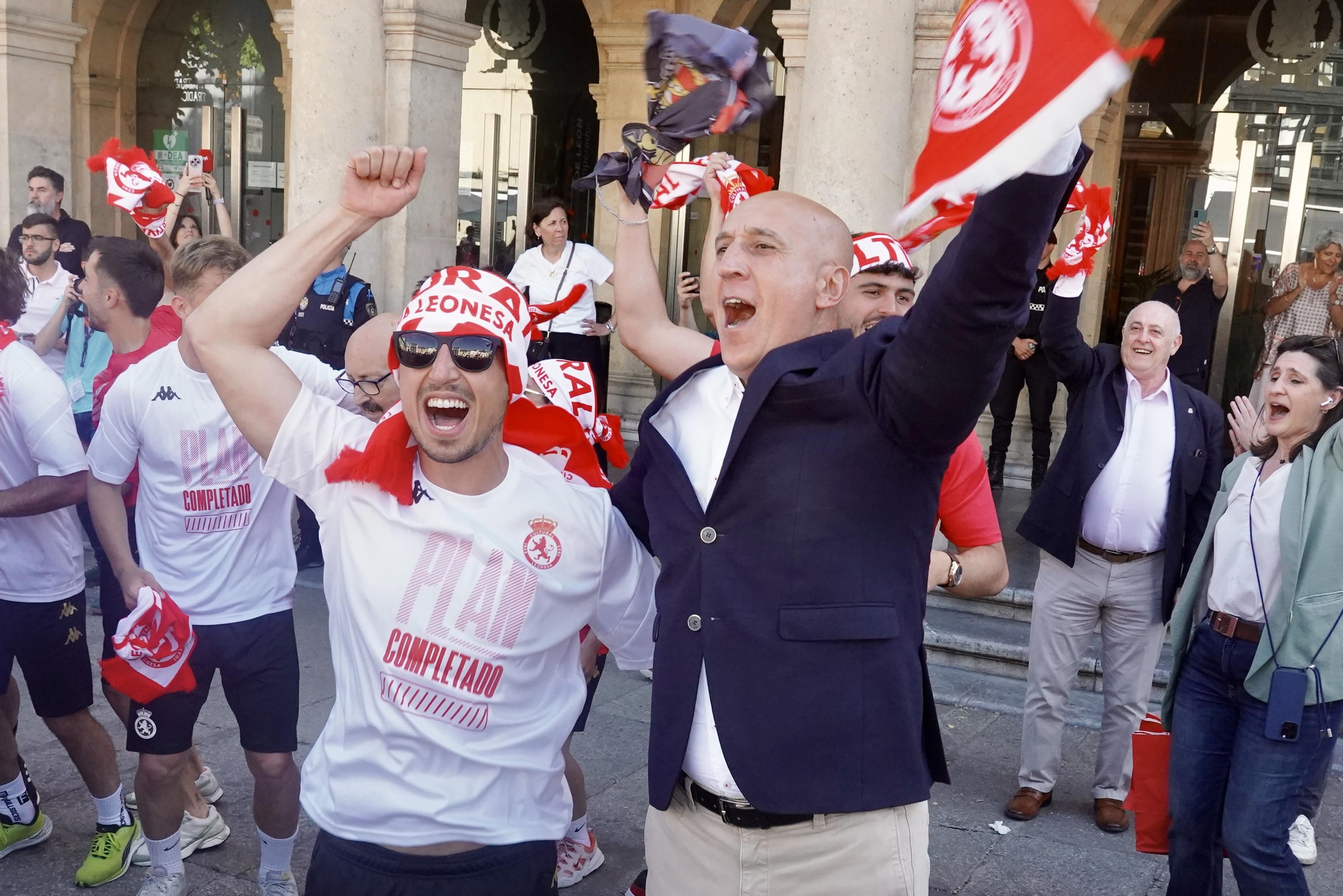 La Cultural recibe el homenaje del Ayuntamiento de León y un baño de masas de aficionados por su ascenso a Segunda