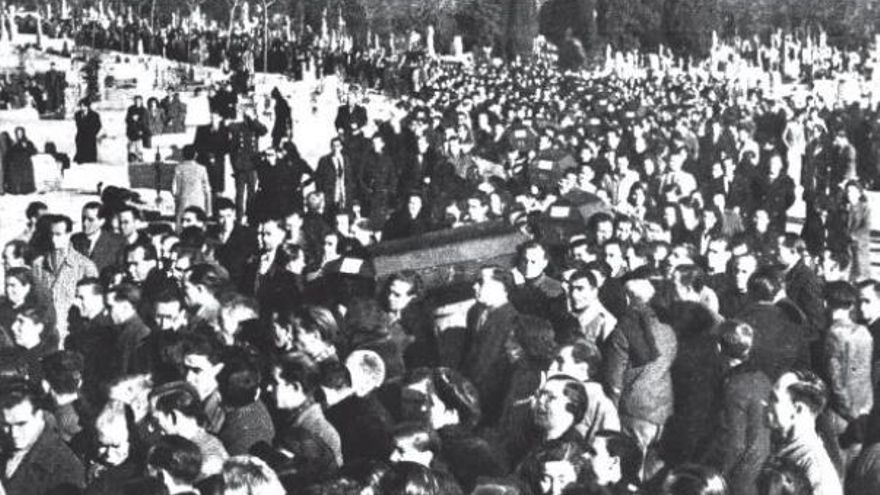 Imagen del multitudinario entierro de las víctimas en el cementerio de La Almudena
