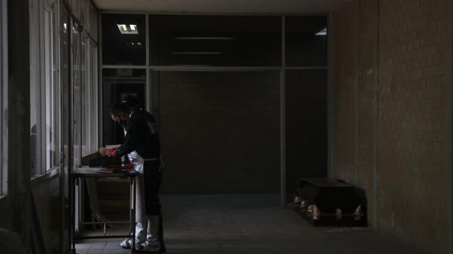 Fotografía fechada el 18 de mayo de 2020, que muestra una vista general de la entrega de cenizas en el crematorio municipal de Nezahualcóyotl, en el Estado de México (México).