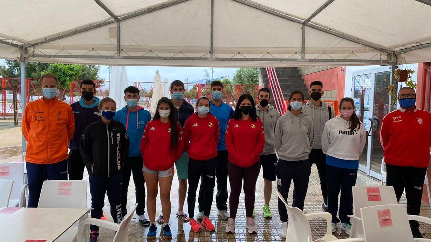 Tres jugadores del Círculo toman parte de la primera concentración preparatoria de la Copa del Mundo de frontenis