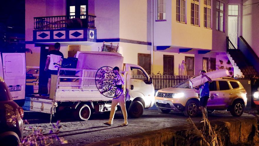 Nueva noche de evacuaciones en La Palma ante un volcán que no permite bajar la guardia