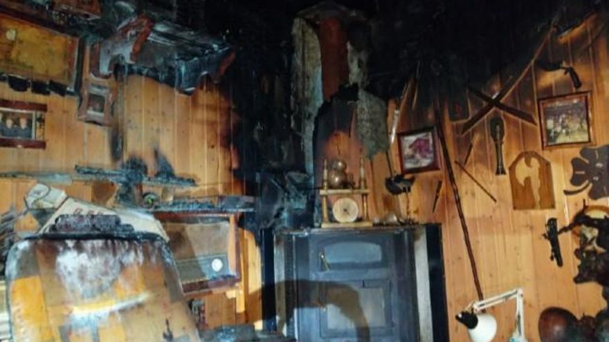 Consecuencias del incendio en una vivienda. // Bomberos de Ponferrada