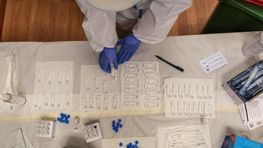 Una auxiliar prepara test de antigenos.