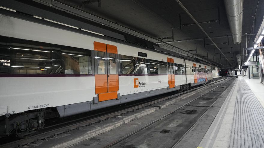 Trenes de cercanías parados en la estación de Sats este sábado cuando el gestor Adif y la compañía Renfe han suspendido el tráfico de los trenes de Rodalies y regionales a instancias del Govern de Cataluña, que les ha exigido que el servicio no se retome hasta que puedan garantizar, "sostenida en el tiempo", la seguridad de los pasajeros y un "mínimo" de normalidad. EFE/Alejandro García