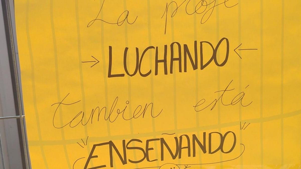 La profe, luchando, también está enseñando