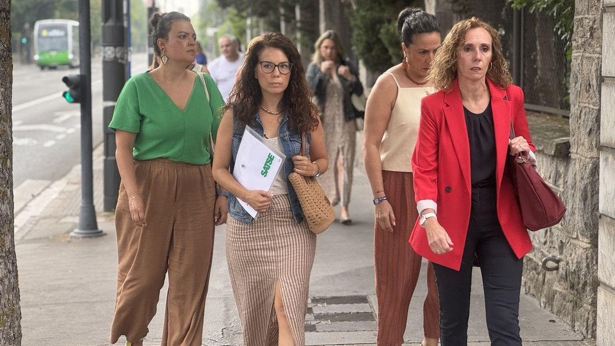 Representantes sindicales, encabezados por Amaia Mayor de Satse, muy serias, a la salida de la reunión