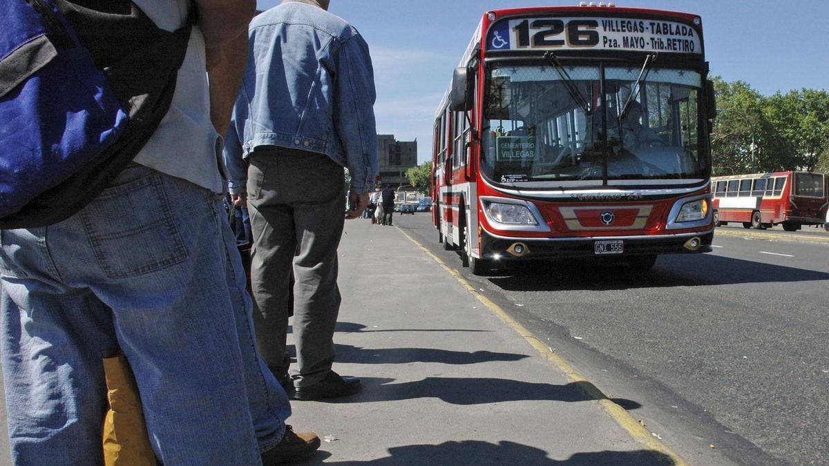 El colectivo desde hoy sale más caro, a pesar de que cada vez funciona peor