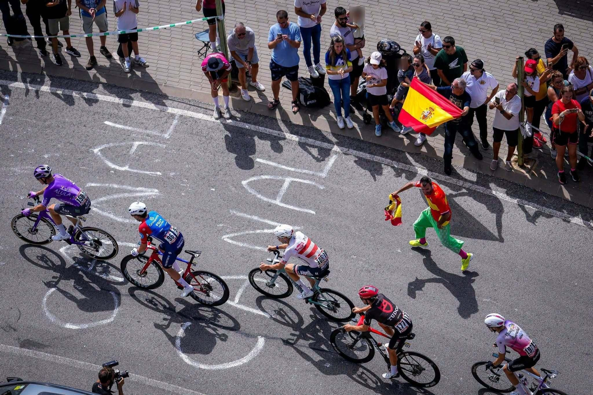 Los ciclistas durante la décima etapa de La Vuelta 2026 en la provincia de Albacete