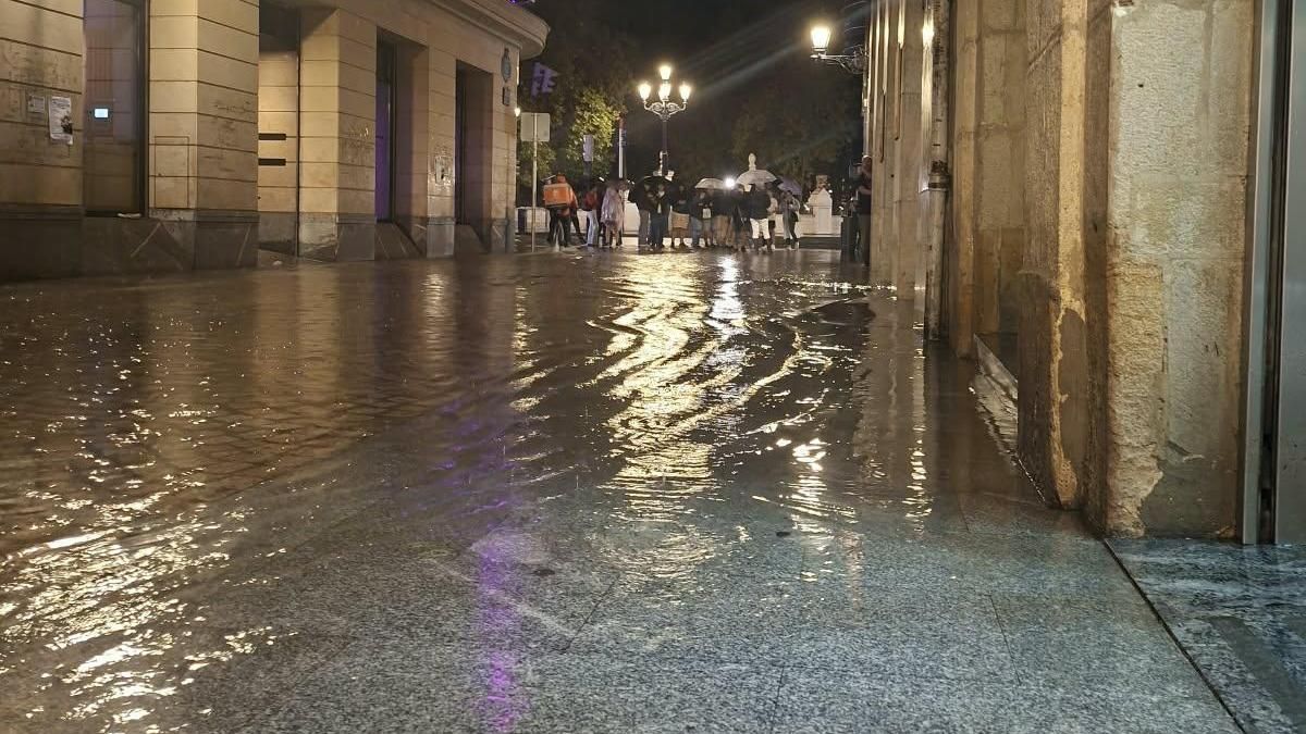 Agua hasta las rodillas en el Casco Viejo y cortes de luz en el teatro Arriaga de Bilbao por las fuertes lluvias