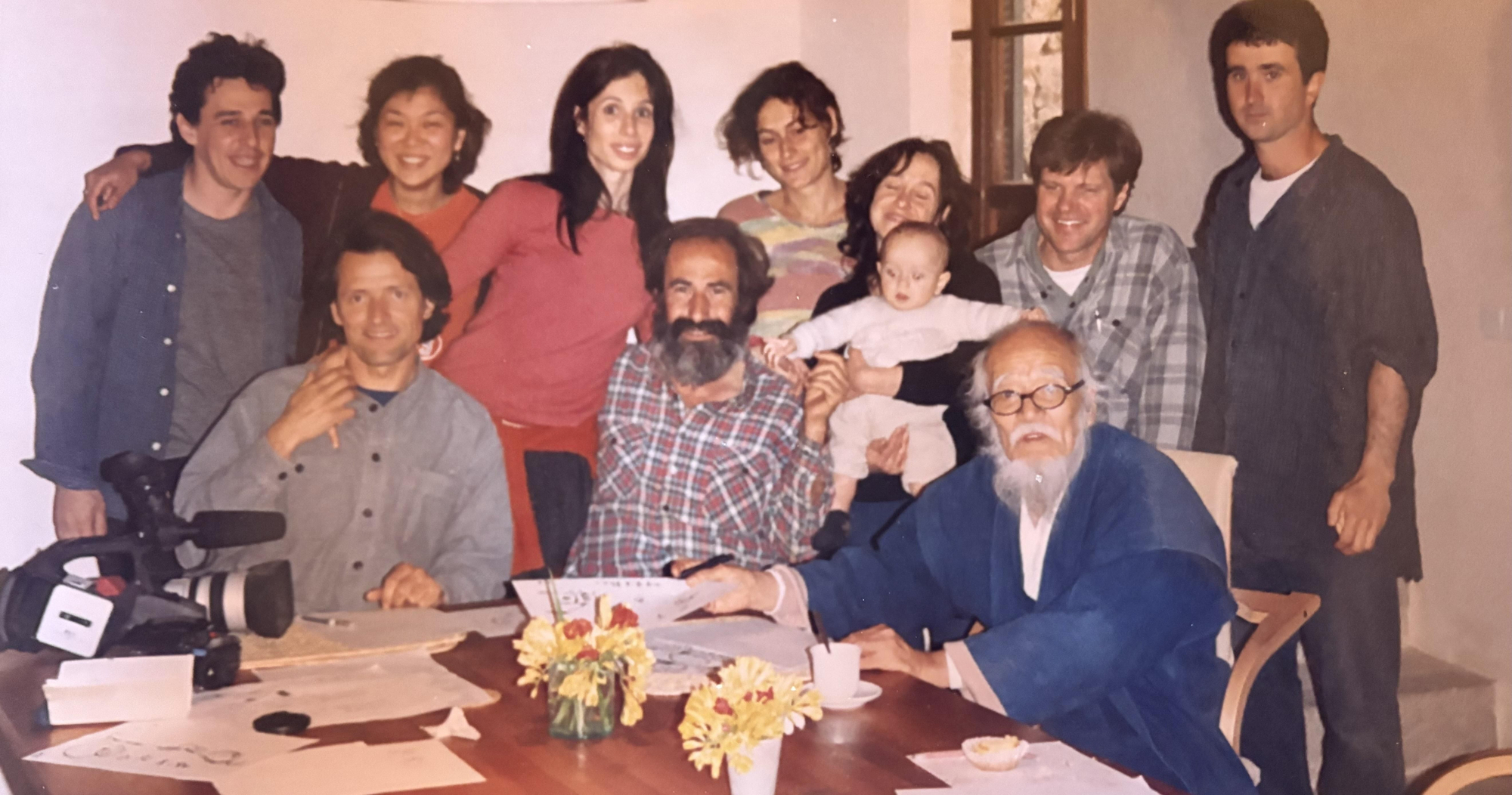 Imagen de grupo durante la visita de Masanobu Fukuoka a Mallorca en 1999, junto a colaboradores locales y participantes en las experiencias de agricultura natural