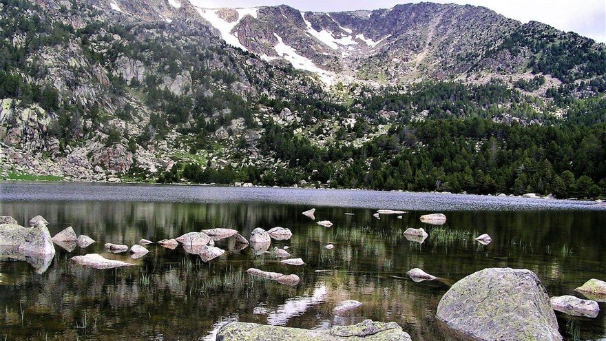Situado a 2.910 metros de altura y rodeado de pinos y bloques de granito, es uno de los lagos más visitados de esta zona cercana a Francia