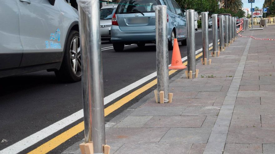 Comienza la instalación de bolardos para mejorar la seguridad de los peatones en la Avenida Marítima