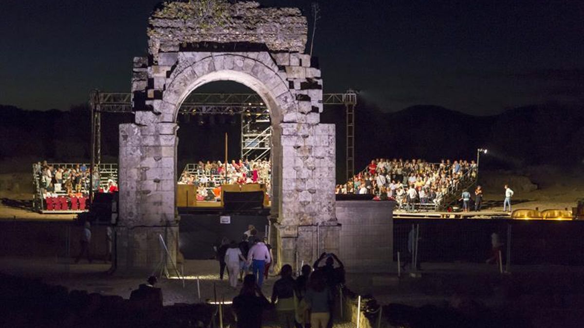 Representación teatral en el yacimiento de Cáparra en la provincia de Cáceres.