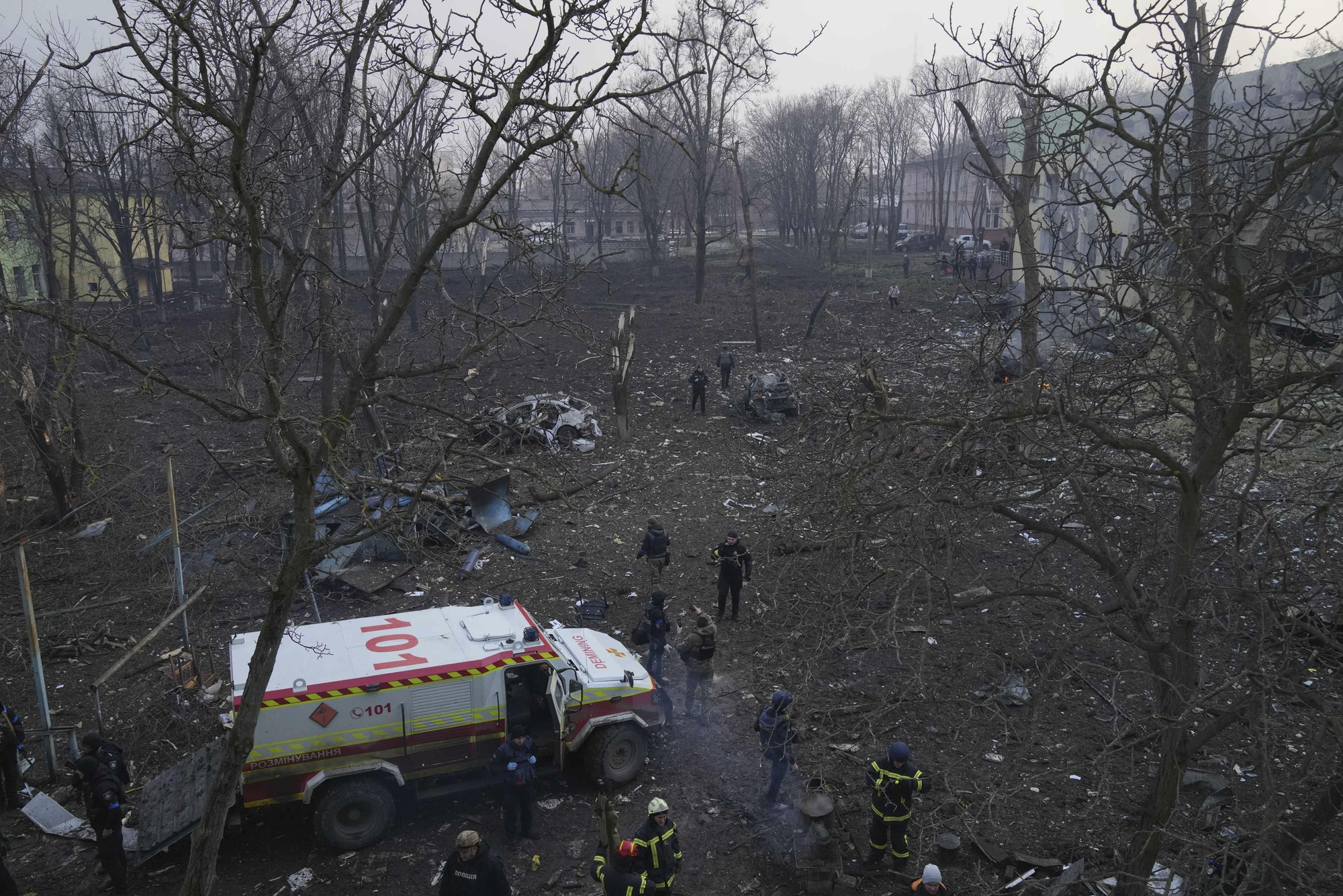 Una ambulancia llega a la zona bombardeada para evacuar a los heridos