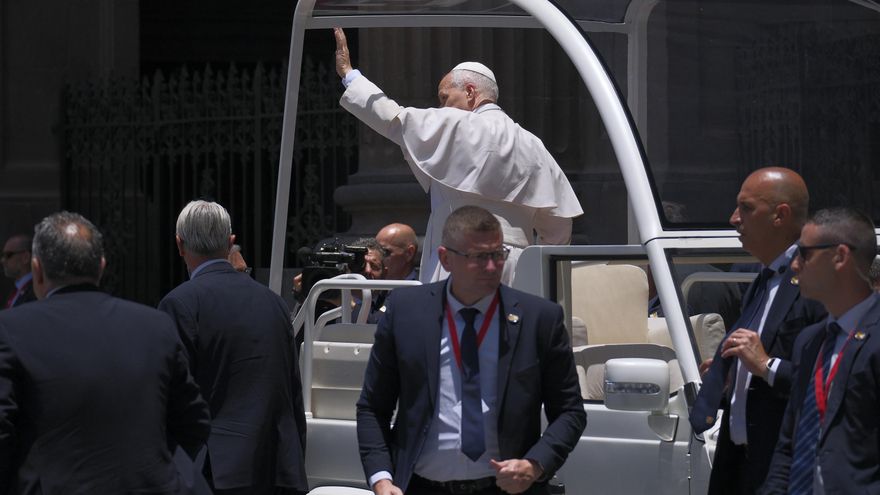 El papa León XIV llega a la catedral de Santa Ana para mantener un encuentro con la comunidad religiosa del Archipiélago este jueves en Las Palmas de Gran Canaria., durante el sexto día de su viaje a España. EFE/ Angel Medina G.