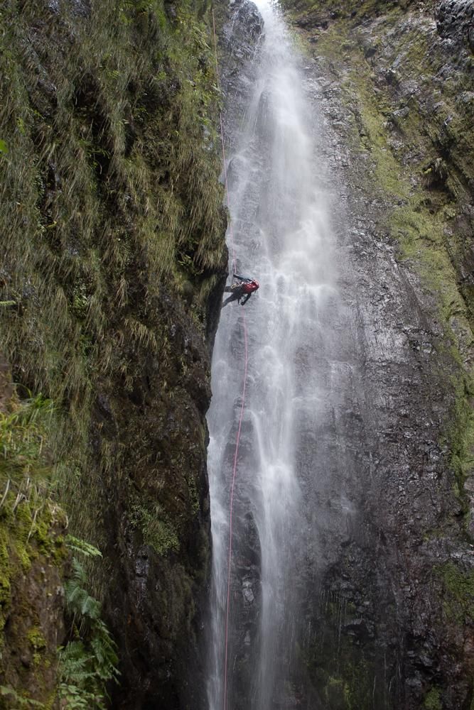 Rapel en uno de los cañones de la isla