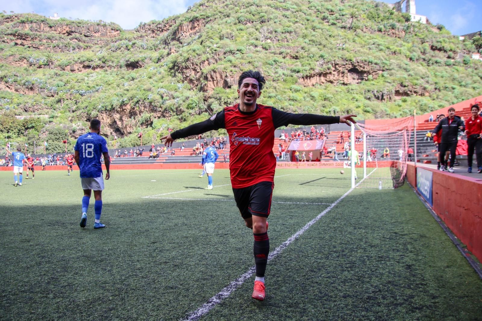 Los jugadores del CD Mensajeros mostraron euforia al final del partido. JOSÉ AYUT