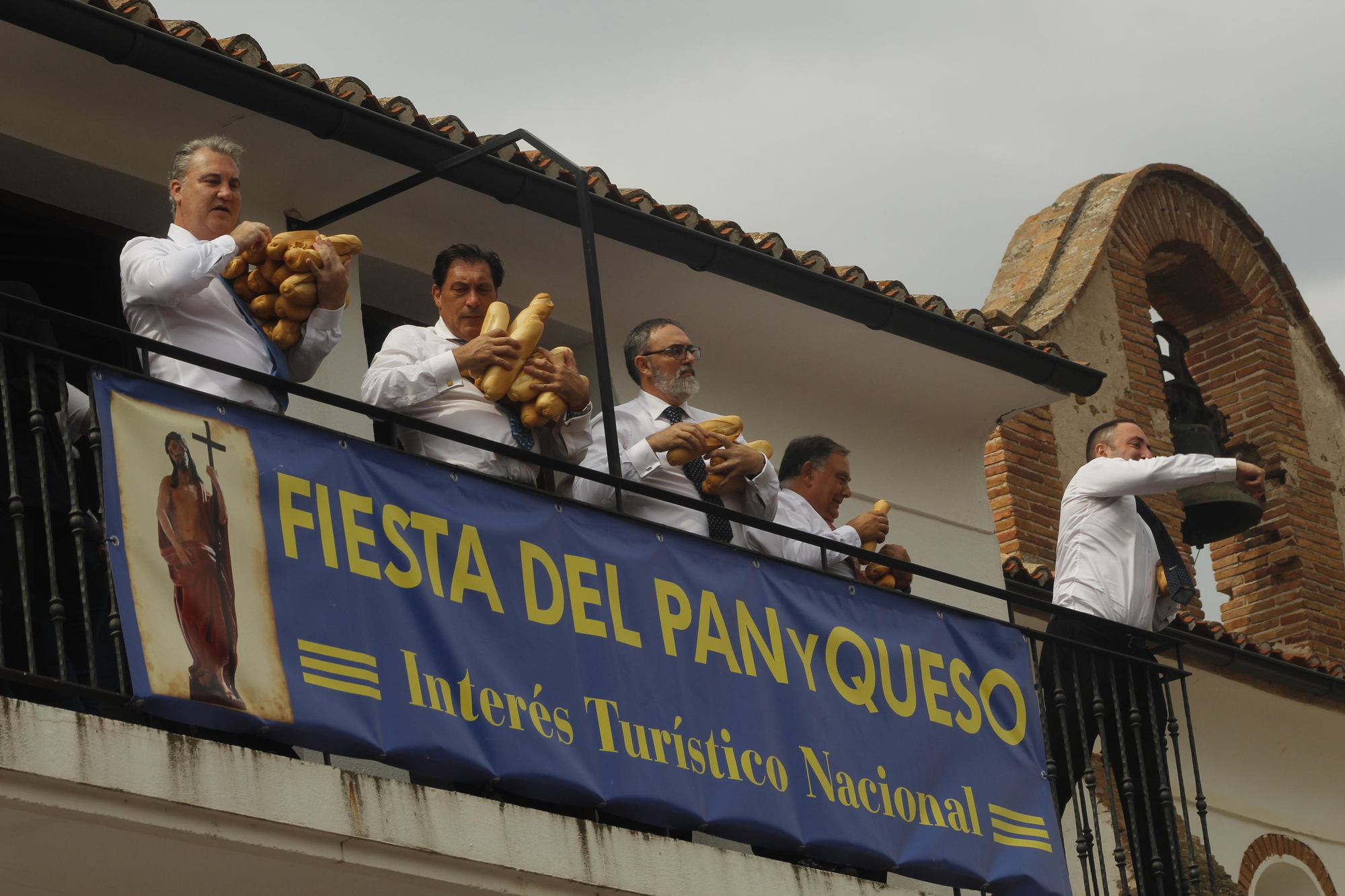 Los panes y los quesos vuelan desde la ermita de Quel para cumplir con una tradición de más de 500 años
