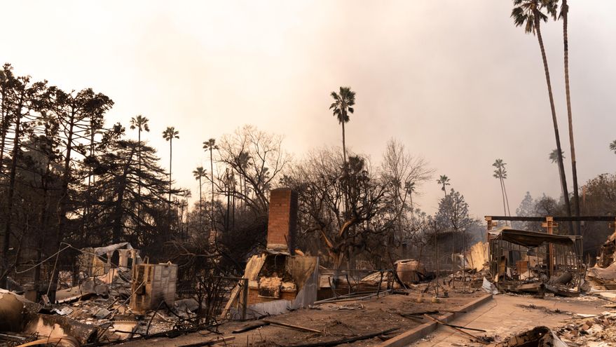 Las imágenes de satélite del antes y el después de los incendios que acorralan Los Ángeles