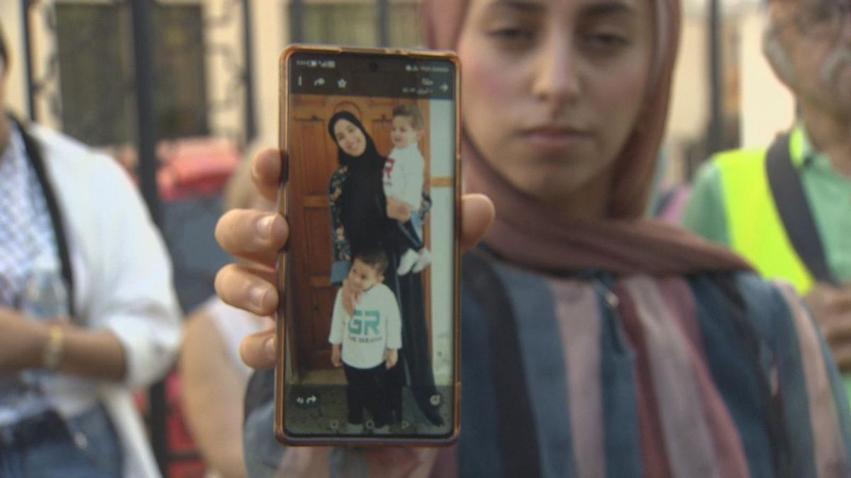 Hala, hermana de Dina, muestra una fotografía de su hermana y sus sobrinos.