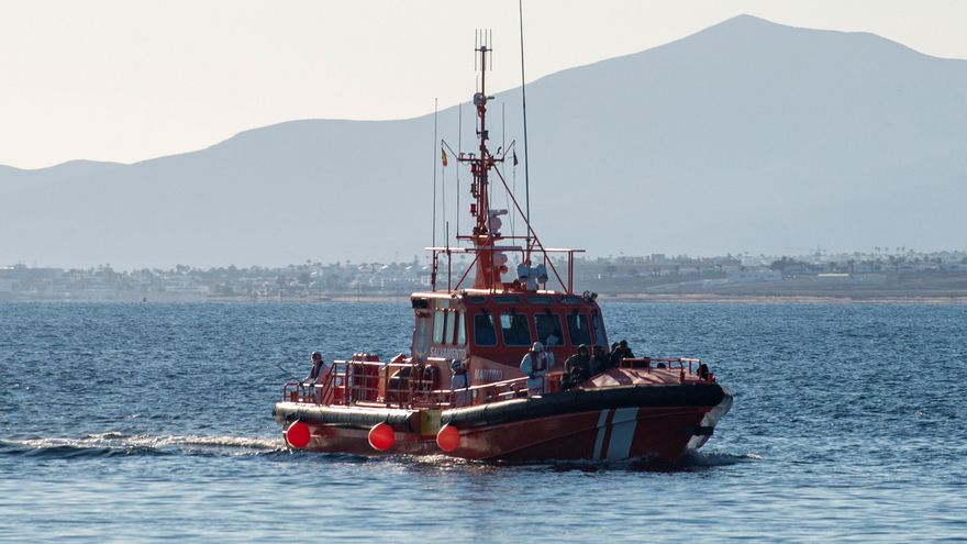 Salvamento rescata una patera con 33 migrantes al este de Lanzarote