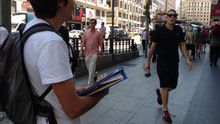 Imagen de archivo de un captador de socios para una organización social, en la Gran Vía. S. H.