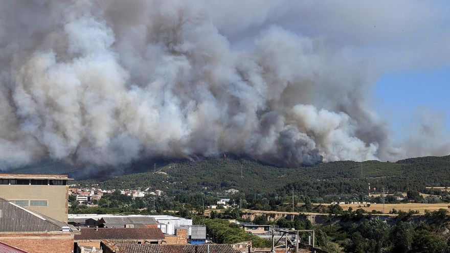 Última hora sobre los incendios en España: los equipos de extinción trabajan en Grazalema y Catalunya, donde hay más de 30.000 confinados