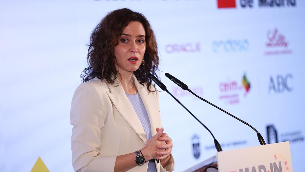 La oposición reprocha a Ayuso que se "ría" de Maricarmen y la presidenta amenaza a la acampada de Sol: "Nunca se debió permitir"