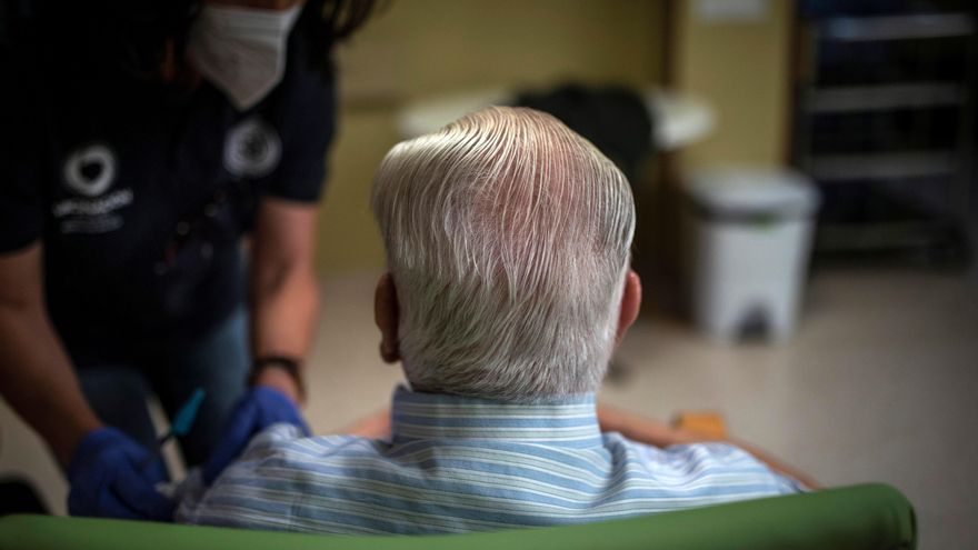 Un hombre recibe la tercera dosis de la vacuna contra el coronavirus en una residencia de mayores. EFE/Brais Lorenzo/Archivo