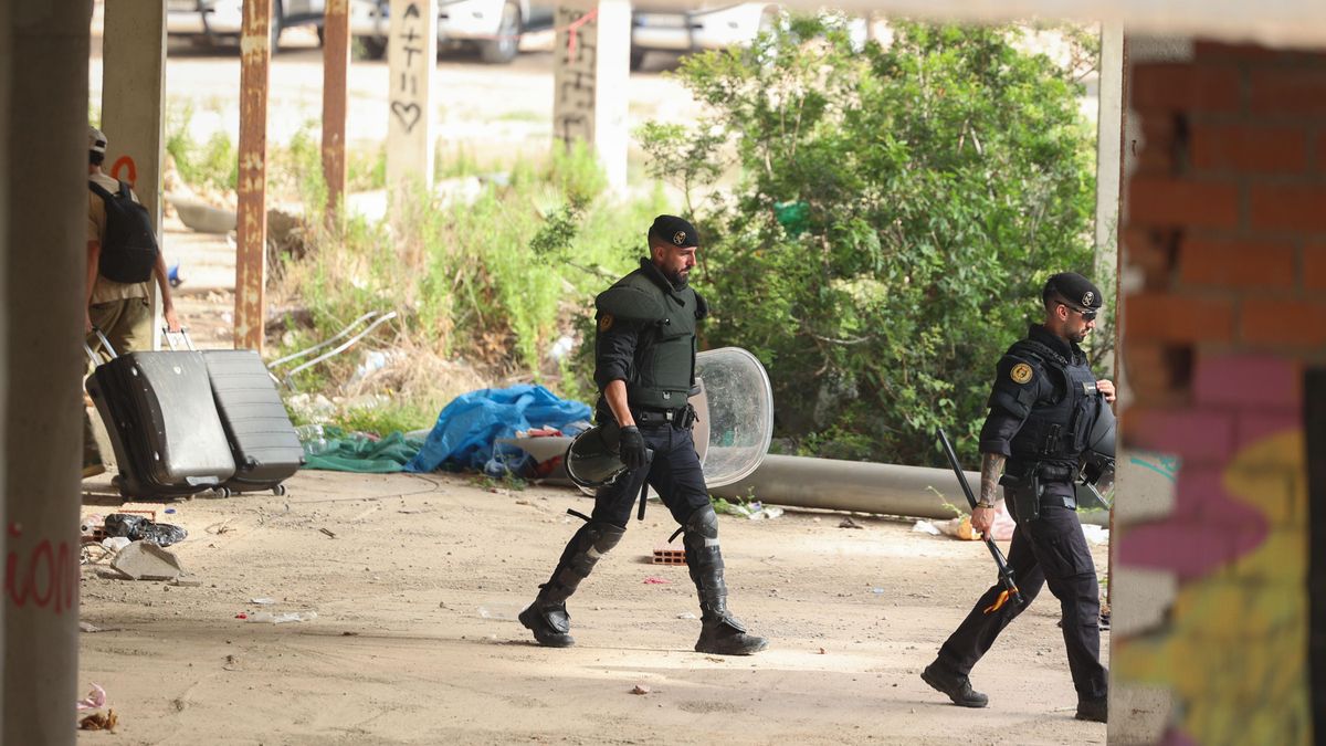 Efectivos policiales recorren las plantas del edificio mientras los últimos residentes retiran sus pertenencias.
