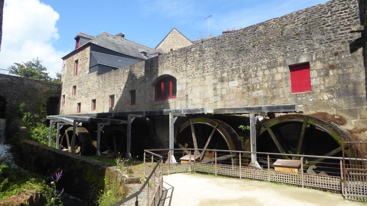 Viejos molinos industriales en el casco histórico de Fougeres.