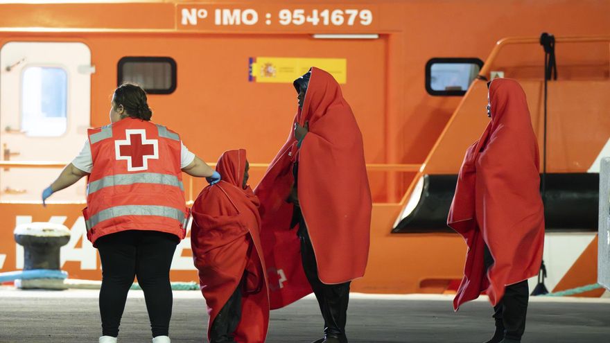 Salvamento rescata en aguas cercanas a Fuerteventura a 120 personas, dos de ellas menores, que iban en dos embarcaciones