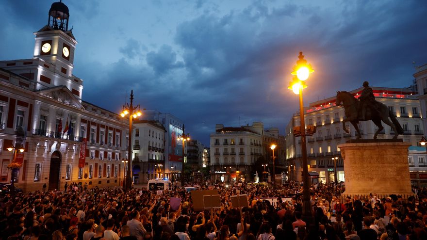 Asistentes a la concentración de hoy viernes en la madrileña Puerta del Sol para condenar los últimos casos de violencia machista.