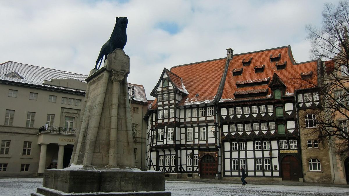 El león preside la Plaza del Burgo de Brunswick.