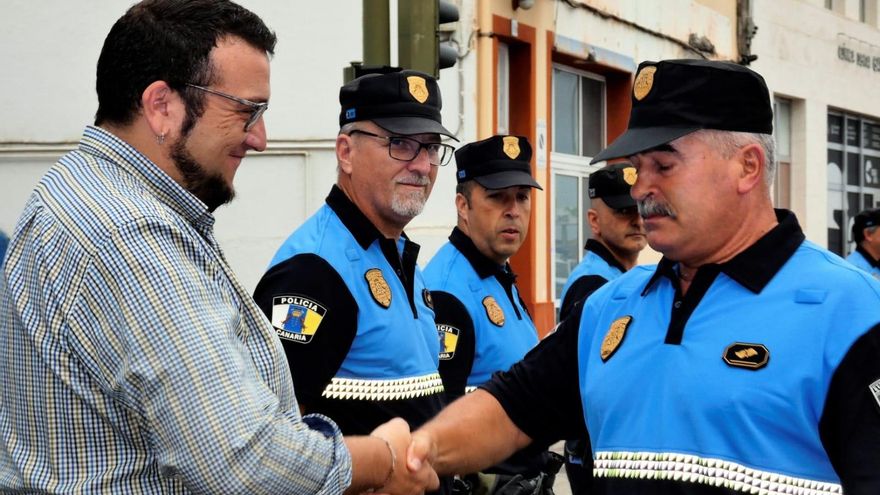 Argeo Rodríguez saluda al alcalde de la capital, Juan José Neris.