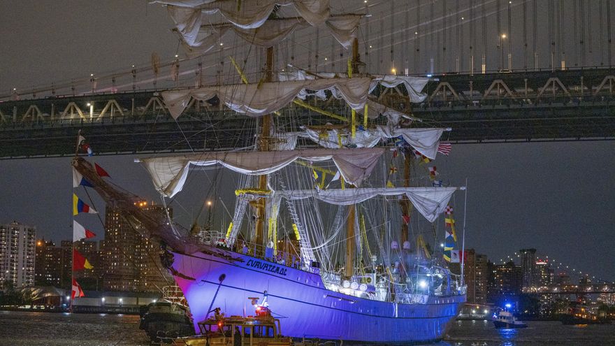 Veintitrés heridos, 4 de ellos graves, al chocar velero Cuauhtémoc con puente de Brooklyn