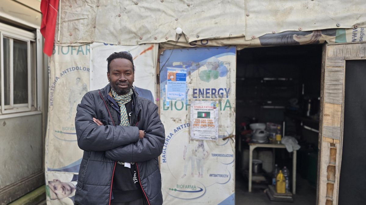 Assima Abdoul Djalou, en el café que regenta desde hace años en Borgo Mezzanone.