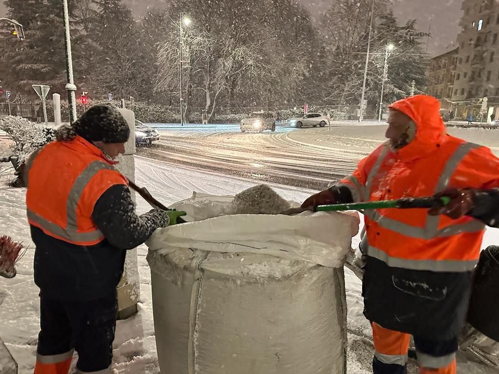 Operarios reparten sal con palas en el entorno del Parque de Quevedo
